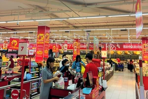 Người tiêu dùng mua sắm ở siêu thị. Ảnh: TÚ UYÊN