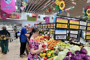 Người dân mua sắm tại siêu thị. Ảnh: TÚ UYÊN