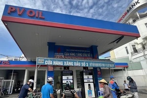 Người tiêu dùng đổ xăng. Ảnh: TÚ UYÊN