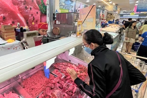 Giá heo hơi đột ngột giảm mạnh, hiệp hội khuyến cáo 'nóng'