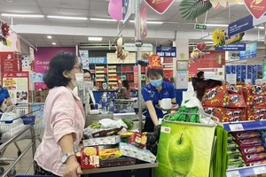 Siêu thị khuyến khích người dân sử dụng túi thân thiện môi trường khi mua sắm. Ảnh: TÚ UYÊN