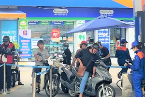 Xăng đang chịu thuế tiêu thụ đặc biệt và thuế bảo vệ môi trường. Ảnh: TÚ UYÊN