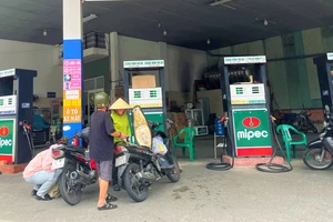 Người tiêu dùng đổ xăng tại cửa hàng quận Tân Bình. Ảnh: TÚ UYÊN