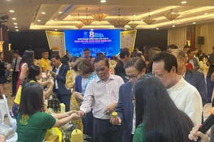 Các đại biểu tham quan gian hàng trưng bày tại chương trình cà phê doanh nhân. Ảnh: TÚ UYÊN