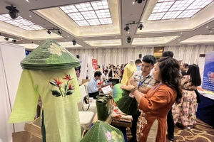 Thời trang Việt Nam trưng bày tại hội nghị kết nối ở TP.HCM. Ảnh: TÚ UYÊN