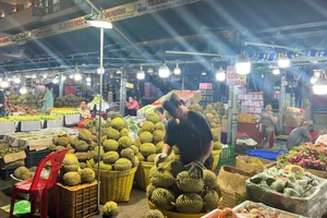 Sầu riêng bày bán tại chợ đầu mối Hóc Môn TP.HCM. Ảnh: TÚ UYÊN