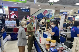 Người tiêu dùng mua sắm ở siêu thị. Ảnh: TÚ UYÊN