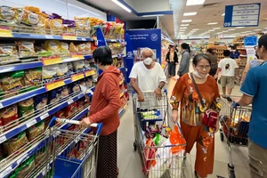Người dân mua sắm tại siêu thị. Ảnh: TÚ UYÊN