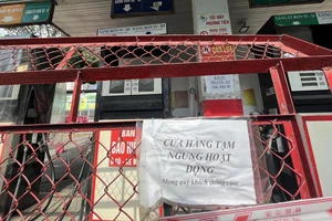 Cửa hàng xăng dầu quận Tân Bình thông báo tạm ngừng hoạt động. Ảnh: TÚ UYÊN