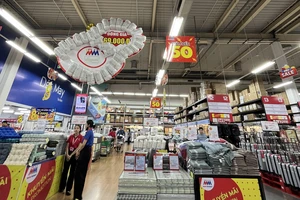 Các siêu thị khuyến mãi thường xuyên để kích cầu tiêu dùng. Ảnh: TÚ UYÊN