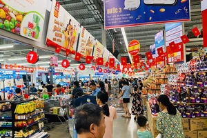 Người dân mua sắm tại MM Mega Market Hải Phòng ngày 5-9. 