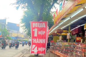 Nhiều điểm bán bánh trung thu 'tung chiêu' khuyến mãi mua 1 được 4