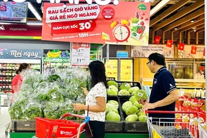 Người dân mua sắm tại Vinmart Times City ngày 9-9