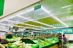 Thực phẩm tươi sống đầy đủ tại siêu thị MM Mega Market Thăng Long-Hà Nội sáng ngày 11-9