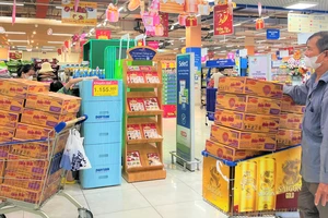 Người dân mua mì ăn liền ở siêu thị