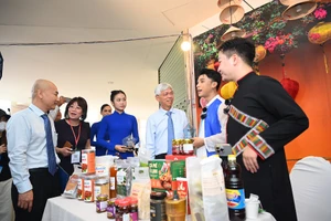 Phó Chủ tịch UBND TP.HCM (hứ ba từ phải qua) tham quan khu vực livestream tại hội nghị