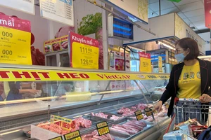 Người tiêu dùng mua thịt heo tại siêu thị. Ảnh: TÚ UYÊN