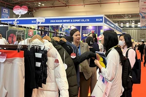 Khách hàng tìm hiểu sản phẩm thời trang tại một triển lãm dệt may tại TP.HCM. Ảnh: TÚ UYÊN