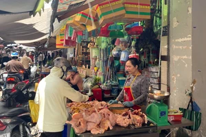 Người dân lo lắng giá hàng hóa thiết yếu tăng. Ảnh: TÚ UYÊN