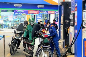 Người dân đổ xăng tại cửa hàng xăng dầu quận Tân Bình. Ảnh: TÚ UYÊN