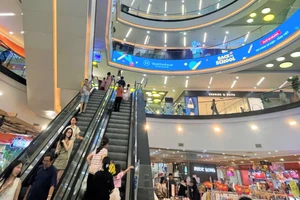 Nhà bán lẻ Việt đưa robot, máy nấu mì tự động...vào phục vụ để đấu với Temu