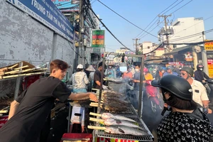 Diễn biến bất ngờ tại phố cá lóc nướng trong ngày vía Thần Tài 