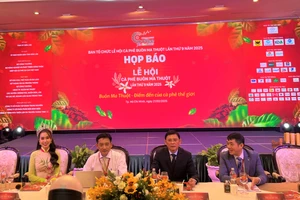 Hoa hậu H'Hen Niê và Đinh Thị Hoa đồng hành cùng lễ hội cà phê Buôn Ma Thuột 2025