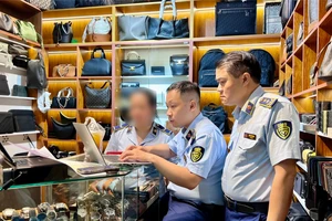 Lại phát hiện gần 400 sản phẩm giả tại Trung tâm thương mại Saigon Square