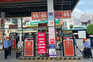 Cửa hàng xăng dầu Petrolimex vừa nhận chuyển khoản và thanh toán tiền mặt