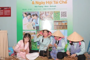 Robot nhặt rác cùng hàng trăm sản phẩm độc đáo ra mắt tại 'Ngày hội tái chế năm 2025'