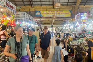 Tiểu thương chợ Bến Thành được hỗ trợ gần 2 tỉ đồng để lắp máy bán hàng, xuất hóa đơn điện tử