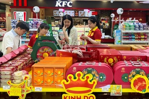 Nhà kinh doanh bánh trung thu tung nhiều mẫu mã đẹp, thị trường vẫn thờ ơ