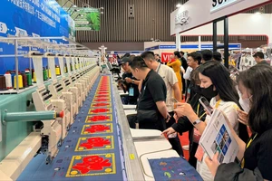 Tìm giải pháp để ngành dệt may, da giày vượt qua thách thức sản xuất xanh