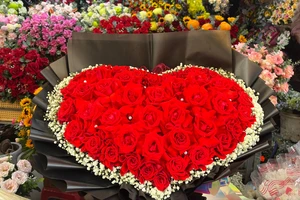 Thị trường hoa 20-10 tại TP.HCM: Giá hoa hồng tăng mạnh, xuất hiện loại mới lạ