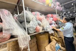 ​Phát hiện kho chứa hơn 5.000 mũ bảo hiểm '3 không' ở TP.HCM