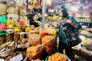 Chợ Tết: Vắng khách mua nhưng giá đặc sản vẫn tăng mạnh