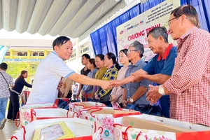 Trao 800 phần quà 'Xuân đoàn kết – Tết nghĩa tình' tại xã Cần Giờ