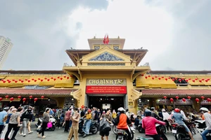 Người dân rủ nhau sắm Tết, sức mua bùng nổ ngày cuối năm