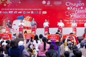 900 người lao động về quê trên những 'Chuyến xe hạnh phúc'