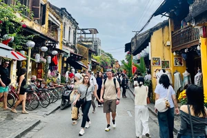 Ngăn chặn hàng không rõ nguồn gốc bủa vây du khách dịp lễ hội