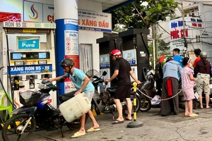 Một số khách hàng mua xăng dầu bằng can, phi... để tích trữ, gây hệ lụy tiêu cực