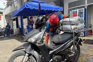 Có phải rút hết xăng Ron95 rồi mới được đổ xăng sinh học và nó có bị đóng cặn hay không?