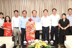 Đoàn đại biểu Đảng ủy UBND TP.HCM thăm và chúc mừng Báo Pháp Luật TP.HCM nhân ngày 21-6