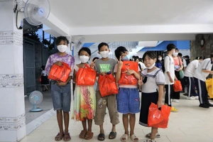 Trao tặng bảo hiểm y tế, bảo hiểm tai nạn cho hơn 100 trẻ em có hoàn cảnh khó khăn