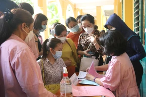 Thầy cô "mướt mồ hôi" tư vấn phụ huynh, học sinh chọn tổ hợp môn lớp 10