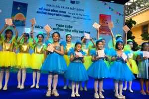 "Đừng chỉ nhắc con phải đọc sách rồi phụ huynh lại quay sang cầm điện thoại"