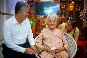 Lãnh đạo TP.HCM thăm Mẹ Việt Nam anh hùng, gia đình chính sách 