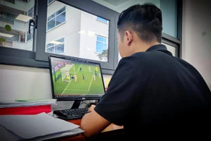Dân văn phòng ngày đi làm, tối thức khuya xem World Cup