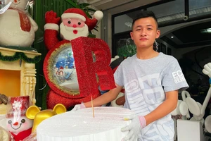 Mô hình ông già Noel, người tuyết khổng lồ làm từ xốp "hốt bạc" dịp Giáng sinh