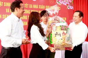 Sinh viên ở lại ký túc xá ĐH Quốc gia TP.HCM dịp Tết xúc động nhận quà, phong bao lì xì